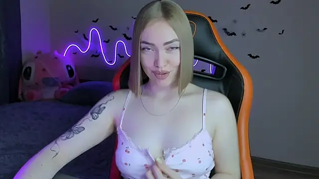 Snapshot of LaraKrein_lk chatting on October 26, 2025, 1:06 pm LaraKrein lk online show from October 26, 2025, 1:06 pm