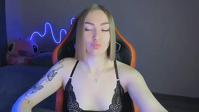 Snapshot of LaraKrein_lk chatting on November 7, 2025, 3:12 pm LaraKrein lk online show from November 7, 2025, 3:12 pm