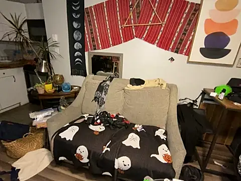 Snapshot of SalemStratton chatting on December 17, 2025, 12:05 am SalemStratton online show from December 17, 2025, 12:05 am