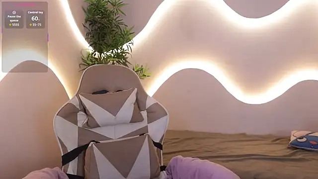 Emma and Issac online show from December 15, 2025, 5:12 am