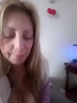 Estefania Arce online show from October 19, 2025, 8:42 pm