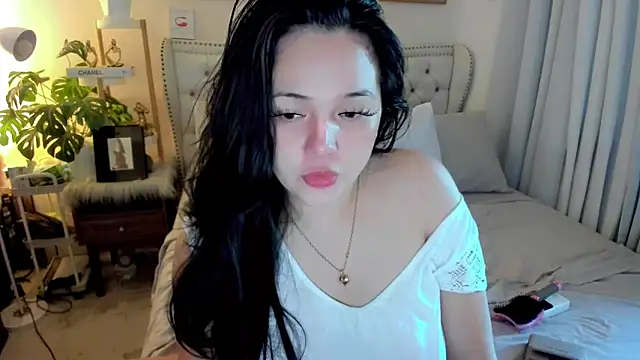 Snapshot of SweetHoney369 chatting on October 15, 2025, 12:33 am SweetHoney369 online show from October 15, 2025, 12:33 am