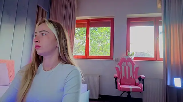 Reina Cummings online show from October 25, 2025, 5:48 am