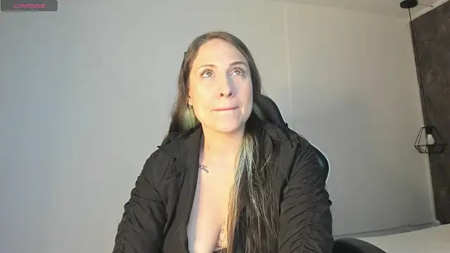 Snapshot of luna_killari chatting on October 16, 2025, 11:44 am luna killari online show from October 16, 2025, 11:44 am