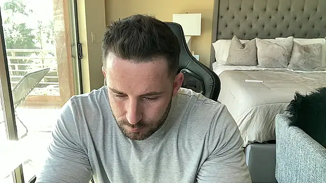 Snapshot of brettmycles28 chatting on October 31, 2025, 5:36 pm brettmycles28 online show from October 31, 2025, 5:36 pm