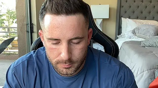 brettmycles28 online show from November 25, 2025, 9:48 pm