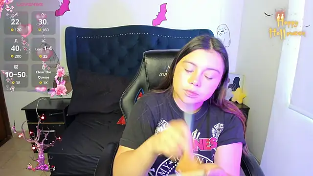 LucyPetit online show from November 3, 2025, 2:18 pm