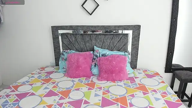 Laurasofia01 online show from November 6, 2025, 2:18 pm