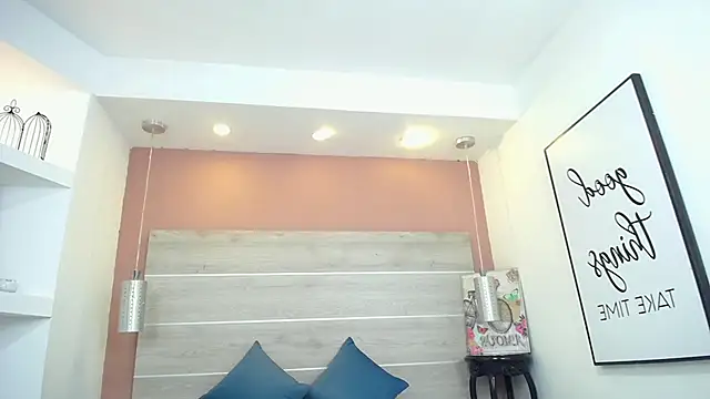 Snapshot of AlexandraCambell chatting on November 9, 2025, 12:14 pm AlexandraCambell online show from November 9, 2025, 12:14 pm