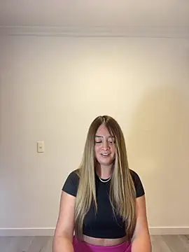 Snapshot of Zara_Ross chatting on October 14, 2025, 12:33 am Zara Ross online show from October 14, 2025, 12:33 am