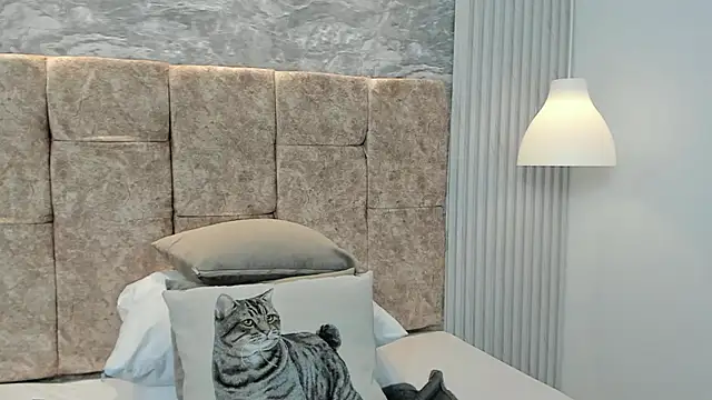 leilapons online show from October 7, 2025, 5:21 pm