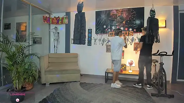 Bisexlifehot   online show from October 23, 2025, 11:14 pm