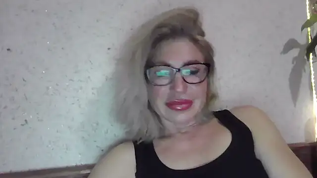 Snapshot of fox_red_lady7 chatting on April 13, 2026, 7:19 pm fox red lady7 online show from April 13, 2026, 7:19 pm