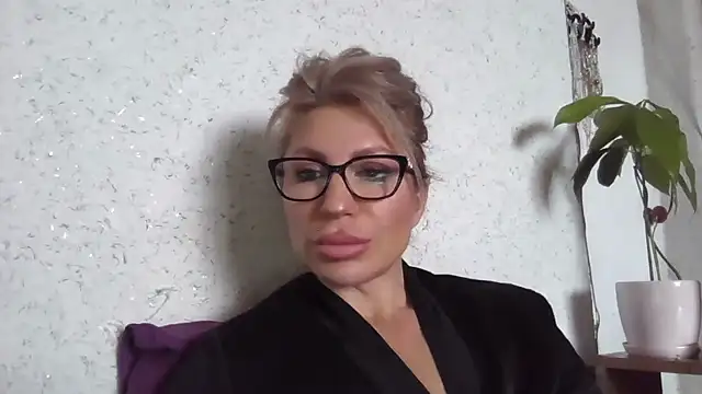 Snapshot of fox_red_lady7 chatting on April 15, 2026, 8:21 am fox red lady7 online show from April 15, 2026, 8:21 am