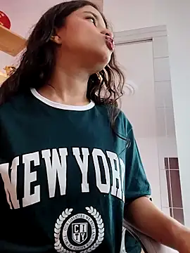 Snapshot of LUNAA___ chatting on October 6, 2025, 3:37 am LUNAA online show from October 6, 2025, 3:37 am