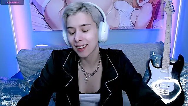 Snapshot of SophieAsh chatting on November 16, 2025, 10:32 am SophieAsh online show from November 16, 2025, 10:32 am