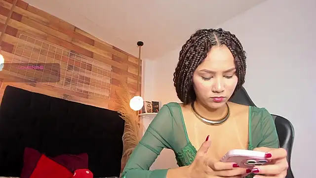 Snapshot of Emily_brown04 chatting on October 6, 2025, 11:29 am Emily brown04 online show from October 6, 2025, 11:29 am