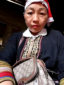 Snapshot of Exembin chatting on October 15, 2025, 6:24 am Exembin online show from October 15, 2025, 6:24 am