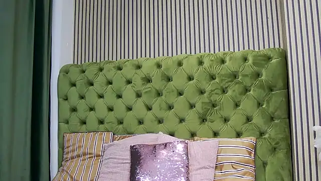 LunaHart online show from December 1, 2025, 3:50 pm