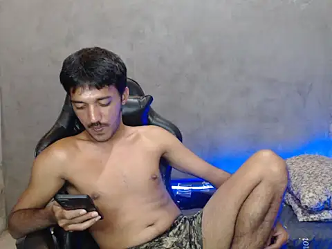 Snapshot of RowyCam chatting on November 4, 2025, 12:04 pm RowyCam online show from November 4, 2025, 12:04 pm