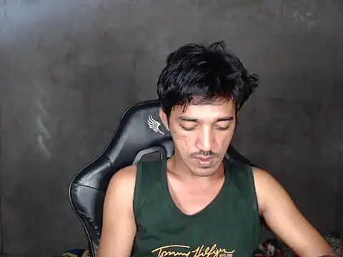 Snapshot of RowyCam chatting on November 23, 2025, 6:35 am RowyCam online show from November 23, 2025, 6:35 am