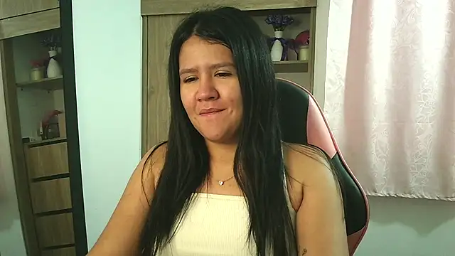 Oliviawatson1 online show from November 19, 2025, 12:49 pm