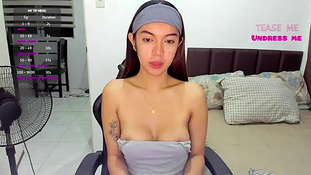 Snapshot of EmmaCoxxx24 chatting on November 1, 2025, 10:17 am EmmaCoxxx24 online show from November 1, 2025, 10:17 am