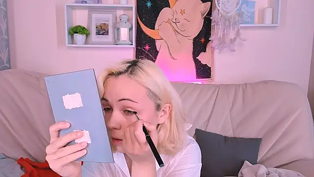 Charlotte Colinss online show from October 2, 2025, 3:13 am