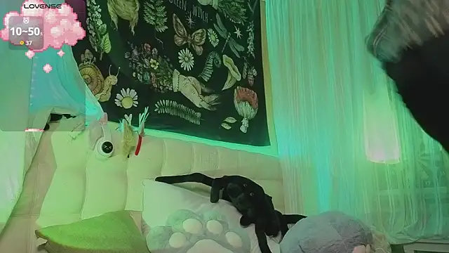 Snapshot of Miko_Meow chatting on October 24, 2025, 8:16 pm Miko Meow online show from October 24, 2025, 8:16 pm