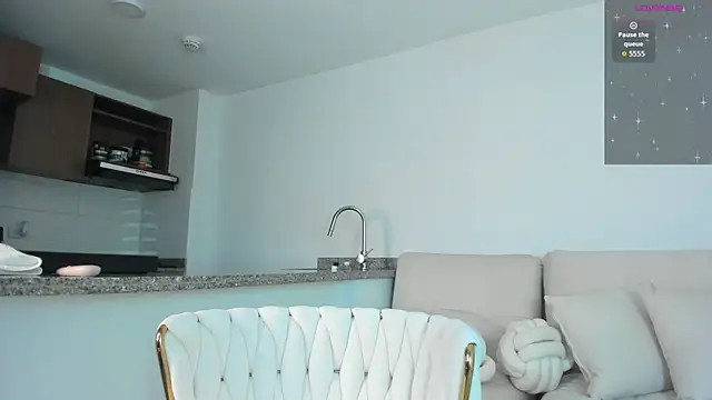 Michelle Ferrerr online show from April 14, 2026, 10:21 am