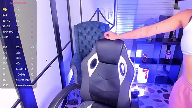 NahomiRichards  online show from November 28, 2025, 9:01 am