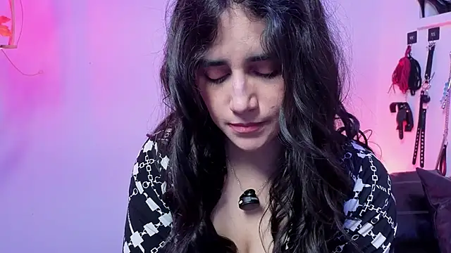 elowen halley1 online show from February 17, 2026, 8:26 pm