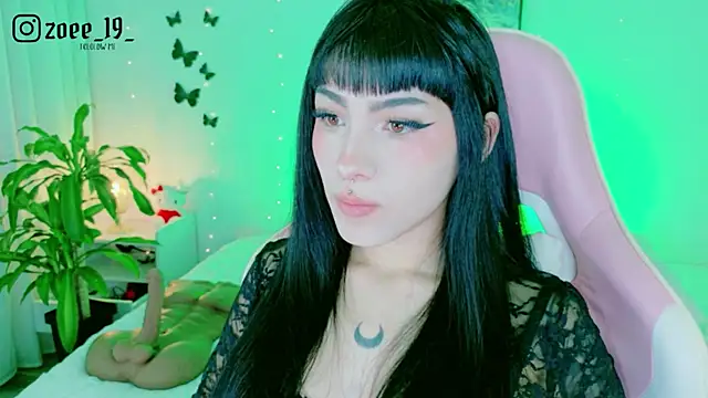 cuteezoe online show from May 15, 2026, 2:51 am