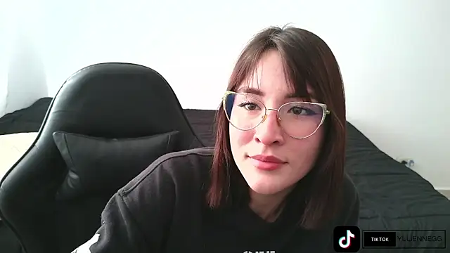 Snapshot of Yulienneg chatting on October 6, 2025, 9:23 pm Yulienneg online show from October 6, 2025, 9:23 pm