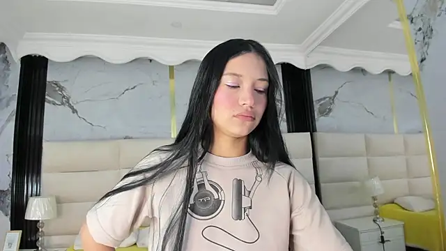 Sophie Calloway online show from April 13, 2026, 2:44 pm