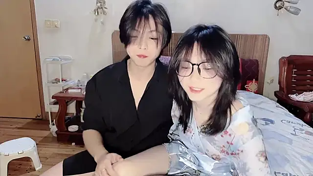 Snapshot of Crush-1 chatting on November 2, 2025, 4:42 pm Crush-1 online show from November 2, 2025, 4:42 pm