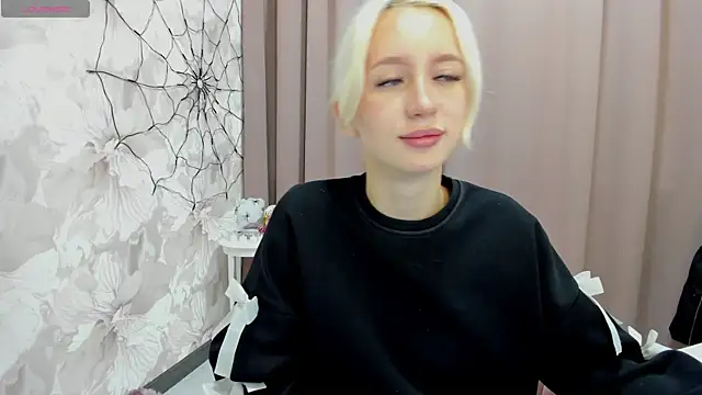 cute luucy online show from November 4, 2025, 2:54 am