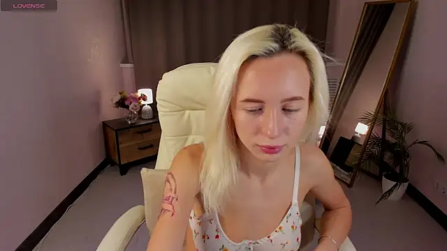 Snapshot of cute_luucy chatting on February 19, 2026, 3:35 am cute luucy online show from February 19, 2026, 3:35 am