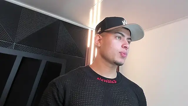 Snapshot of marco_garciia_ chatting on October 2, 2025, 11:12 pm marco garciia online show from October 2, 2025, 11:12 pm