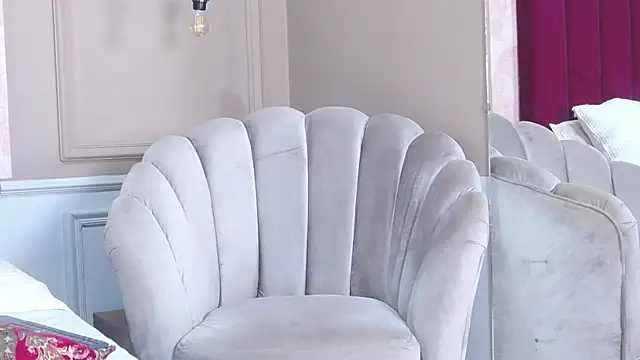 Snapshot of CaraVelvet chatting on October 5, 2025, 3:43 pm CaraVelvet online show from October 5, 2025, 3:43 pm