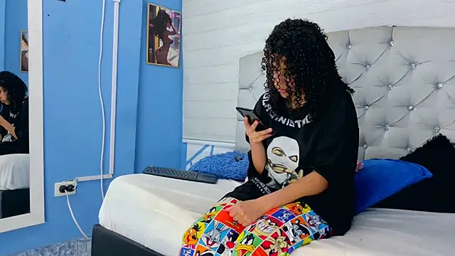 Snapshot of Emily_J18 chatting on September 12, 2025, 5:02 pm Emily J18 online show from September 12, 2025, 5:02 pm