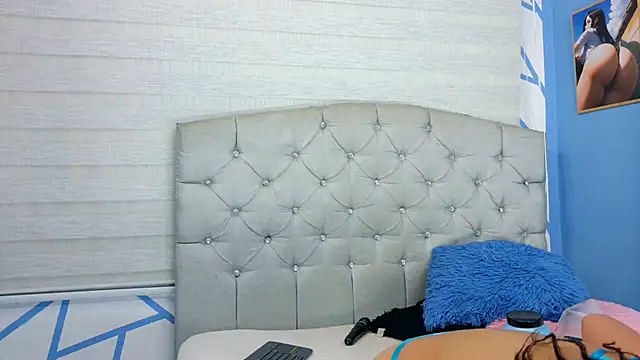 Snapshot of Emily_J18 chatting on October 6, 2025, 3:09 pm Emily J18 online show from October 6, 2025, 3:09 pm