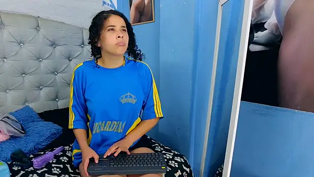 Snapshot of Emily_J18 chatting on October 22, 2025, 3:12 pm Emily J18 online show from October 22, 2025, 3:12 pm