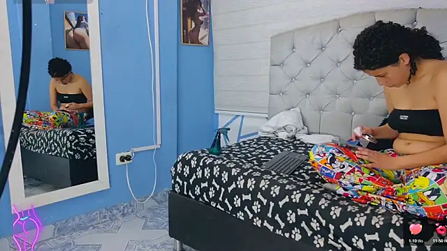 Snapshot of Emily_J18 chatting on November 6, 2025, 2:40 pm Emily J18 online show from November 6, 2025, 2:40 pm