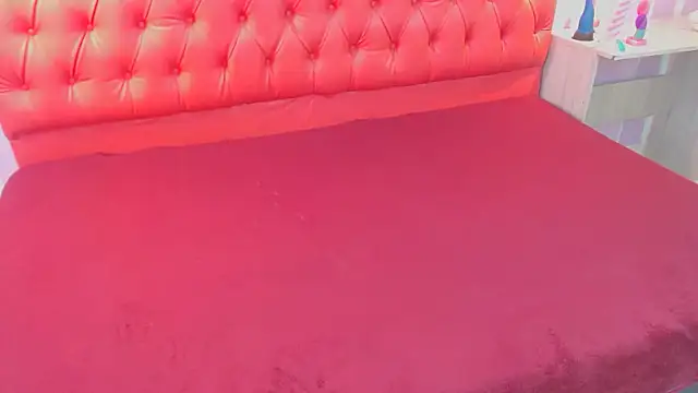 Snapshot of Bunny_Petit chatting on October 9, 2025, 12:47 pm Bunny Petit online show from October 9, 2025, 12:47 pm