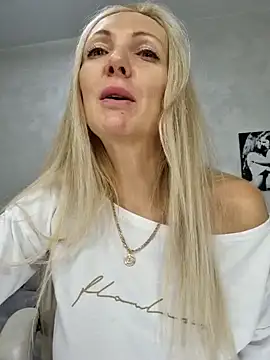 Snapshot of Monna chatting on December 23, 2024, 3:01 pm Monna online show from December 23, 2024, 3:01 pm