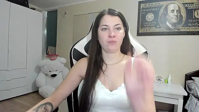 EmiLovsi online show from October 9, 2025, 7:34 pm