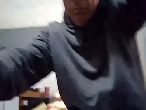 Snapshot of BrenoAvelar chatting on May 4, 2026, 11:50 am BrenoAvelar online show from May 4, 2026, 11:50 am