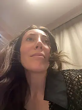 Snapshot of HellaryTourent chatting on February 9, 2026, 5:39 pm HellaryTourent online show from February 9, 2026, 5:39 pm