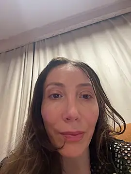 Snapshot of HellaryTourent chatting on February 10, 2026, 5:39 pm HellaryTourent online show from February 10, 2026, 5:39 pm